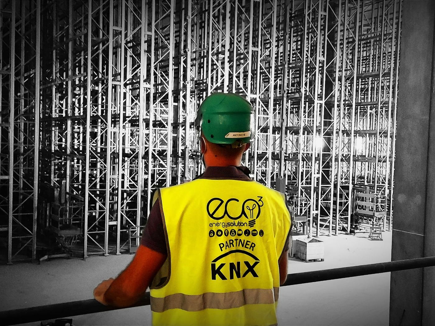 Tecnico ECO3 davanti alle scaffalature di un magazzino automatico di grande altezza