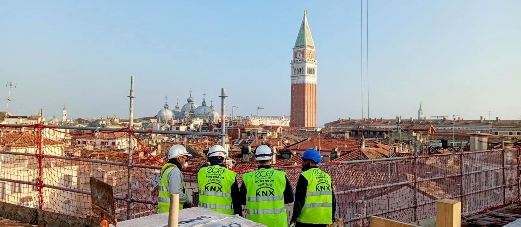 Squadra ECO3 su un cantiere nel centro storico di Venezia, con il campanile di San Marco sullo sfondo